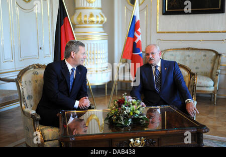 Le Président allemand Christian Wulff (L) et le président slovaque Ivan Gasparovic rencontrez pour des entretiens dans le palais présidentiel à Bratislava, Slovaquie, 27 septembre 2011. Wulff se réunira les politiciens et les entrepreneurs au cours de sa visite de deux jours. Photo : RAINER JENSEN Banque D'Images