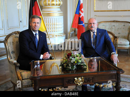 Le Président allemand Christian Wulff (L) et le président slovaque Ivan Gasparovic rencontrez pour des entretiens dans le palais présidentiel à Bratislava, Slovaquie, 27 septembre 2011. Wulff se réunira les politiciens et les entrepreneurs au cours de sa visite de deux jours. Photo : RAINER JENSEN Banque D'Images