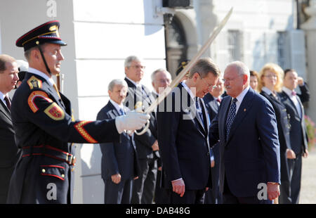 Le Président allemand Christian Wulff est accueilli avec les honneurs militaires par le président slovaque Ivan Gasparovic (R) en face du Palais du président à Bratislava, Slovaquie, 27 septembre 2011. Wulff se réunira les politiciens et les entrepreneurs au cours de sa visite de deux jours. Photo : RAINER JENSEN Banque D'Images