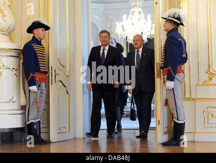 Le Président allemand Christian Wulff (L) et le président slovaque Ivan Gasparovic promenade dans le palais présidentiel à Bratislava, Slovaquie, 27 septembre 2011. Wulff se réunira les politiciens et les entrepreneurs au cours de sa visite de deux jours. Photo : RAINER JENSEN Banque D'Images