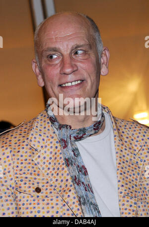 Nous l'acteur américain John Malkovich arrive à l'opéra d'État de Hambourg, Allemagne, 26 septembre 2011. Le 57-year-old a ouvert la nouvelle saison de l'orchestre philharmonique d'Elb. Photo : Angelika Warmuth Banque D'Images