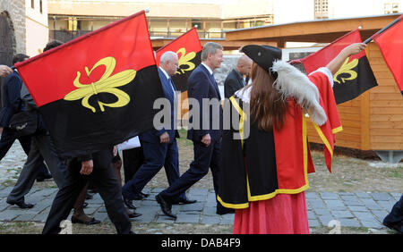 Le président slovaque Ivan Gasparovic et le Président allemand Christian Wulff (C) prendre une promenade à travers la ville de Kezmorak, Slovaquie, 27 septembre 2011. Wulff a l'intention de rencontrer des politiciens et des entrepreneurs au cours de sa visite de deux jours. Photo : RAINER JENSEN Banque D'Images