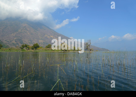 L'Amérique centrale, le Guatemala, le Lago de Atitlan,, lac, Santiago, voile, bateau, pêcheur, indien, maya, native, Mundo Maya, volcan, Banque D'Images