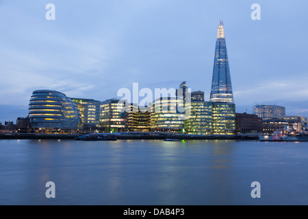 Le Shard London ville-hôpital Saint Thomas,et l'immeuble de bureaux sur la rive sud de nuit,Angleterre Banque D'Images