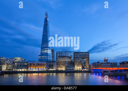 Le Shard London ville-hôpital et le Pont de Londres,immeuble de bureaux sur la rive sud de nuit,Angleterre Banque D'Images