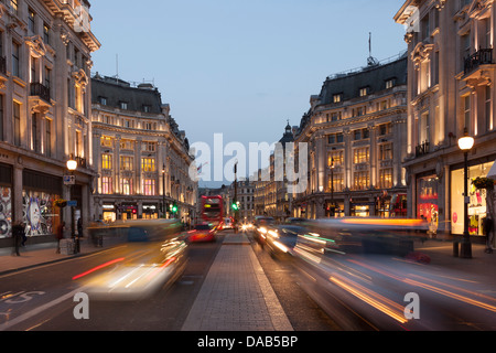 Trafic sur Regents Street la nuit,Oxford Circus, Londres, Angleterre Banque D'Images