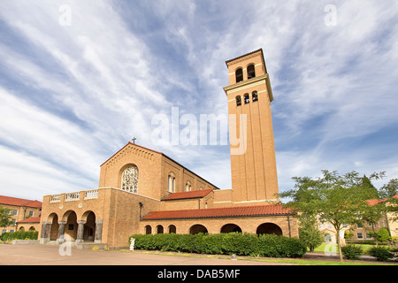 L'Abbaye de Mount Angel Église catholique de Saint Benoît de l'Oregon contre Ciel bleu et nuages Banque D'Images