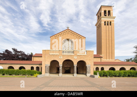 L'Abbaye de Mount Angel Église catholique de Saint Benoît de l'Oregon contre le ciel bleu et les nuages Vue Entrée avant Banque D'Images