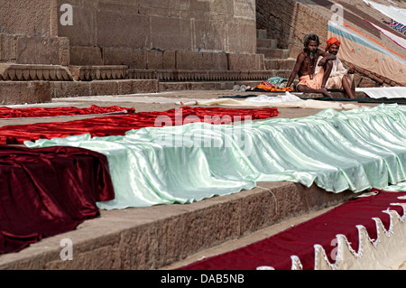 Séance Sadhus sur les ghats. Varanasi, Benares, Uttar Pradesh, Inde Banque D'Images