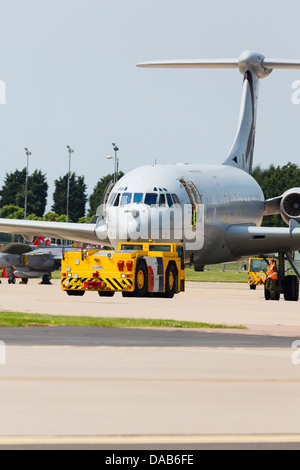 RAF Vickers VC10 de l'escadron 101 sur le plateau avec le remorqueur à RAF Waddington. Banque D'Images