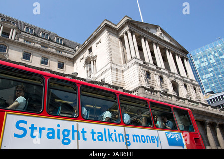 Un bus avec une publicité qui se lit "straight parler d'argent' passe la banque d'Angleterre à Londres le 9 juillet 2013. Banque D'Images