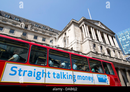 Un bus avec une publicité qui se lit "straight parler d'argent' passe la banque d'Angleterre à Londres le 9 juillet 2013. Banque D'Images