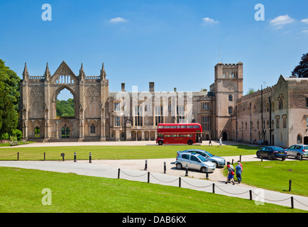 Red London bus a routemaster devant Newstead Abbey Historic House Ravenshead Newstead Nottinghamshire Angleterre Royaume-Uni GB Europe Banque D'Images