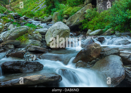 Chutes Cascade sur les roches moussues Banque D'Images