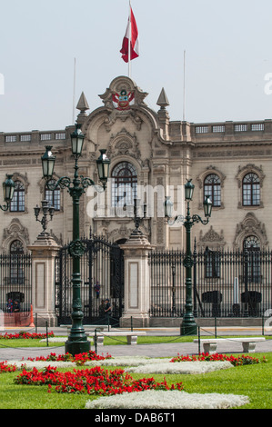 Jardins du Palais du gouvernement et la Plaza de Armas, centre-ville centre historique classé au Patrimoine Mondial de l'Unesco Lima, Pérou. Banque D'Images