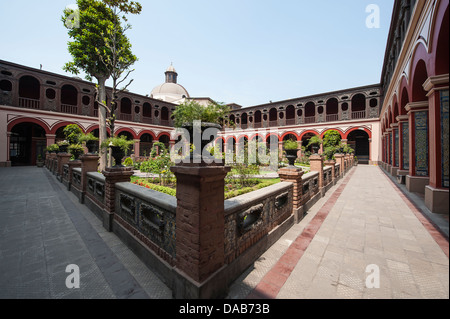 Cour-jardin jardins de l'Église catholique romaine et le couvent de Santo Domingo, Lima, Pérou. Banque D'Images