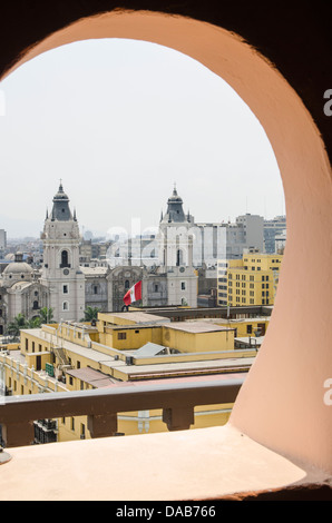 Vue de la cathédrale de Lima de Bell Tower spire clocher de l'Eglise catholique romaine et couvent de Santo Domingo, Lima, Pérou. Banque D'Images