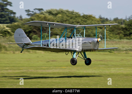 Formateur biplan Blackburn B2 G-AEBJ Atterrissage à Old Warden spectacle militaire Shuttleworth Banque D'Images