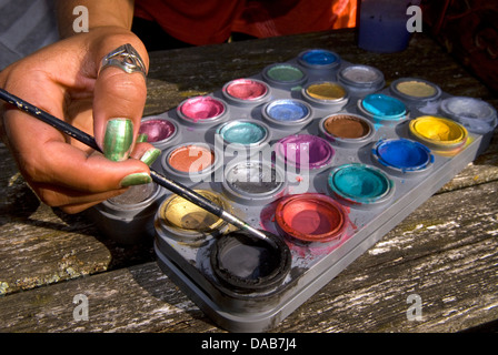 Peintres face part, brosse et pallette, Alton, Hampshire, Royaume-Uni. Banque D'Images