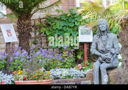 Statue de Linda McCartney dans l'enceinte de l'ancien musée et bibliothèque Campbeltown Banque D'Images