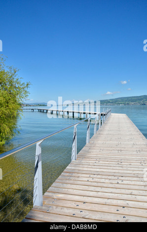 Pont-jetée en bois sur le lac de Zurich, près de Wädenswil, Suisse Banque D'Images