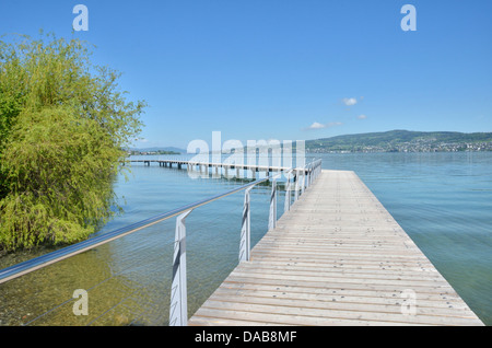 Pont-jetée en bois sur le lac de Zurich, près de Wädenswil, Suisse Banque D'Images