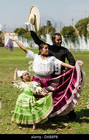 Une Marinera inca inca d'une troupe de danse traditionnelle les danseurs famille danse péruvienne typique à Trujillo, Pérou. Banque D'Images