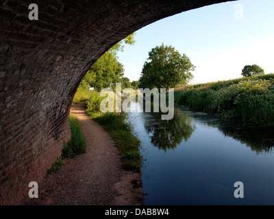 Chemin de halage sous un pont sur le Grand Canal de l'Ouest près de Sampford Peverell, Devon. UK Banque D'Images