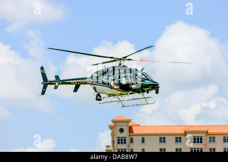 Sarasota Bell Jet Ranger Police Helicopter y perdre passent au-dessus de la ville. Banque D'Images