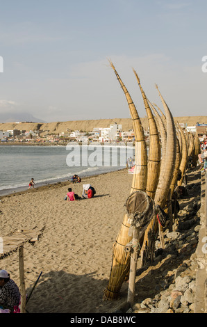 Caballitos de Totora ou bateaux reed canoes sur la plage malecon dans Huanchaco, Pérou.. Banque D'Images