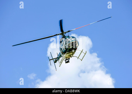 Sarasota Bell Jet Ranger Police Helicopter y perdre passent au-dessus de la ville. Banque D'Images