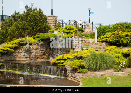 Cascade dans les jardins du Pays de Galles Rhyl Banque D'Images