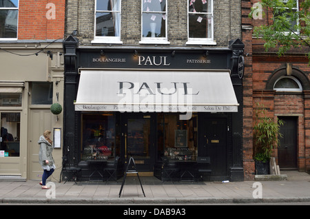 Paul Boulangerie et un café dans la rue, Islington, Londres, Royaume-Uni. Banque D'Images