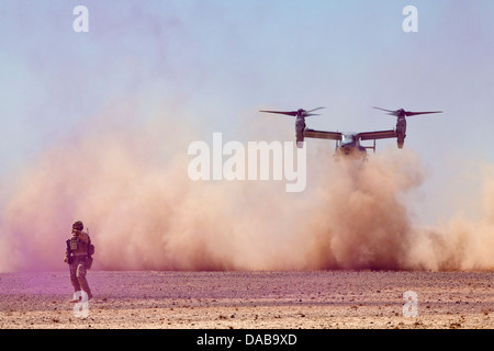 Un des signaux de l'US Marine soldats géorgiens affecté à la 33e Bataillon d'infanterie légère à l'extraction point comme MV-22B avion à rotors basculants Osprey (lors de l'opération Lion du Nord II le 3 juillet 2013 dans la province d'Helmand, en Afghanistan. Banque D'Images