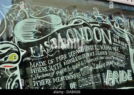 Une inscription célébrant l'Est de Londres sur une vitrine, London, UK Banque D'Images