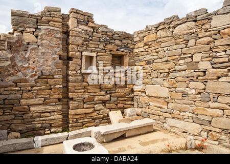 Un immeuble dans le quartier résidentiel et commerçant, Site archéologique de Delos, Delos, près de Mykonos, Grèce Banque D'Images