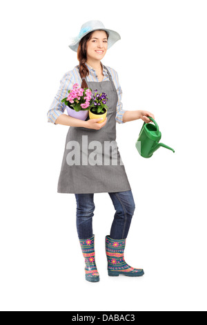 Portrait d'une femme détenant jardinier pots de fleurs et d'arrosoir Banque D'Images