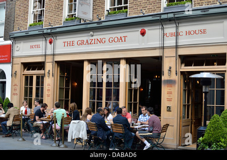 La Chèvre de pâturage en Nouvelle pub Québec St, Marylebone, London, UK. Banque D'Images