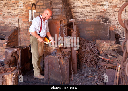 Chaîne de forgeron dans un vieux fourneau et atelier dans le Black Country Living Museum dudley uk Banque D'Images