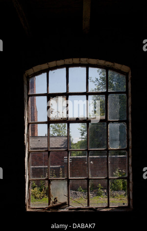Fenêtre ancienne usine prises de l'intérieur de l'extérieur de cour Banque D'Images