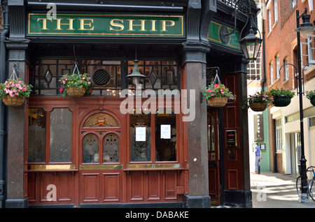 Le navire pub dans Wardour Street, Soho, London, UK. Banque D'Images