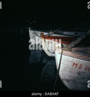 Vintage années 50, photographie, bateaux amarrés dans la nuit. Banque D'Images