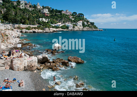 Plage et Mer vieux Nice ( contexte Av Jean Lorrain et Parc du Mont Boron ) French Riviera Cote d'Azur France Banque D'Images