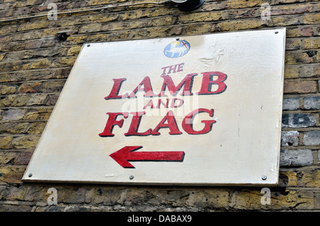 Panneau indiquant l'agneau et le drapeau de pub dans Covent Garden, London, UK. Banque D'Images