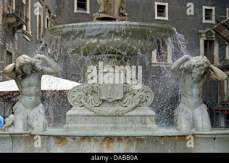 La fontaine Amenano (Fontana dell'Amenano) , construit en 1867 par le maître Tito Angelini napolitaine en marbre de Carrare , représentant la rivière Amenano comme un jeune homme tenant une corne d'où s'écoule l'eau qui est versée dans un réservoir à partir du bord convexe. L'eau, débordant de ce réservoir, produit un effet cascade qui donne le sentiment d'une feuille . D'où l'énonciation dans l'eau linzolu sicilienne ' ' pour indiquer la fontaine. L'eau qui tombe dans le réservoir se déverse dans la rivière en contrebas, s'écoule à un niveau d'environ deux mètres au-dessous de la place. Banque D'Images