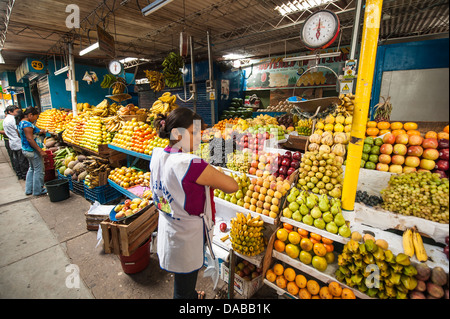Fruits Légumes Légumes verts produce stand stand shop shopping dans le marché local du marché central à Chiclayo, Pérou. Banque D'Images