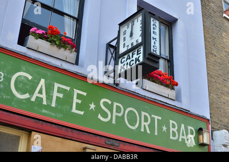 Café Kick sports bar cafe à Exmouth Market, Clerkenwell, Londres, Royaume-Uni. Banque D'Images