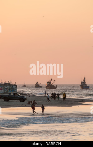 Avec des planches de surf surf au coucher du soleil sur la plage de Mancora, Pérou. Banque D'Images