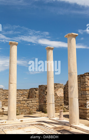 Colonnes dans la maison de Dionysos, Site archéologique de Delos, Delos, près de Mykonos, Grèce Banque D'Images