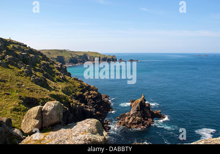 Une vue vers la fin des terres de Sennen à Cornwall, UK Banque D'Images